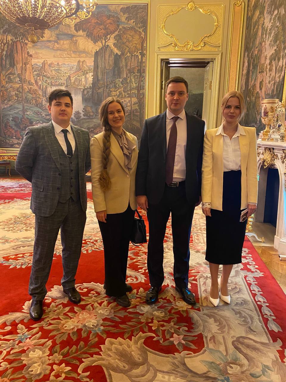 photo 5368591717525209413 y